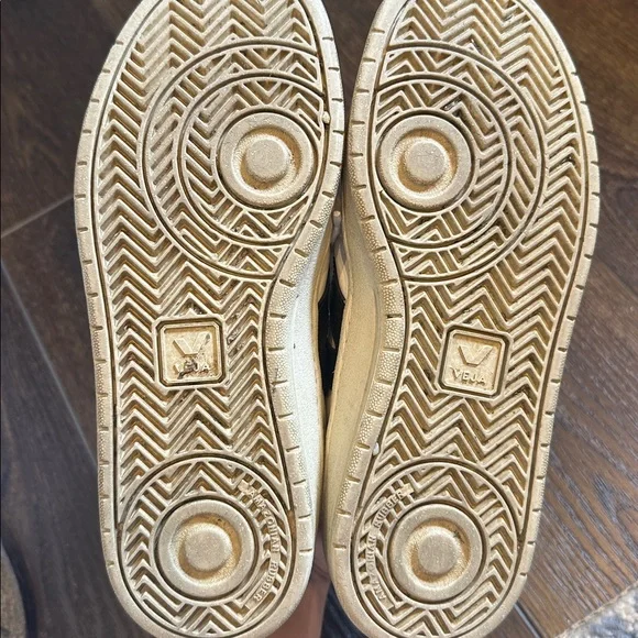 Veja V-10 Sneakers - Picture 6 of 10